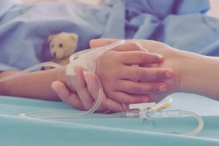 Medicii din Aiud au trimis acasă un copil în dureri pe motiv că „e doar speriat”. Ajunși la Cluj, părinții au aflat că are clavicula ruptă 