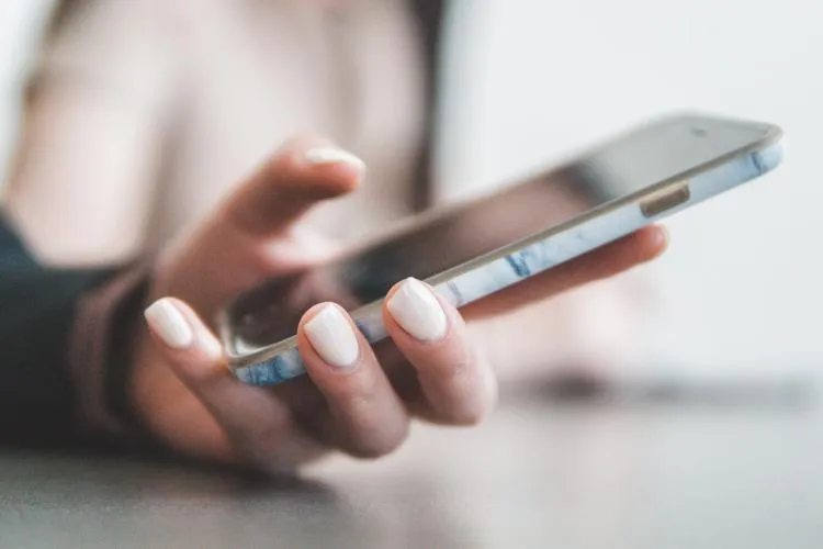 Nouă metodă de înșelătorie la telefon! Infractorii se folosesc de inteligența artificială pentru a obține date și bani 