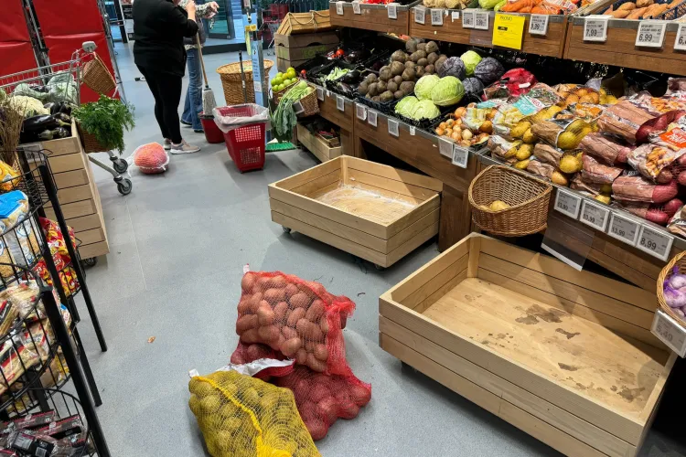 Poftă bună! La un magazin Mega din Cluj se spală lăzile cu legume / fructe cu mopul plin de mizerie - FOTO