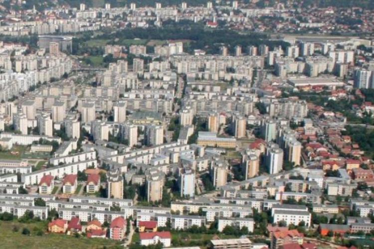 O familie din Cluj se plânge: „Parcul de joacă e amplasat foarte aproape de geamurile apartamentelor, vin părinți cu copii din alte părți, haos total”