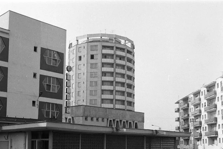 Imagini din anii ‘80 cu unul dintre cele mai inconfundabile blocuri ale orașului. Era proiectat cu frizerie și cantină: ,,Îmi imaginam că se învârtește”