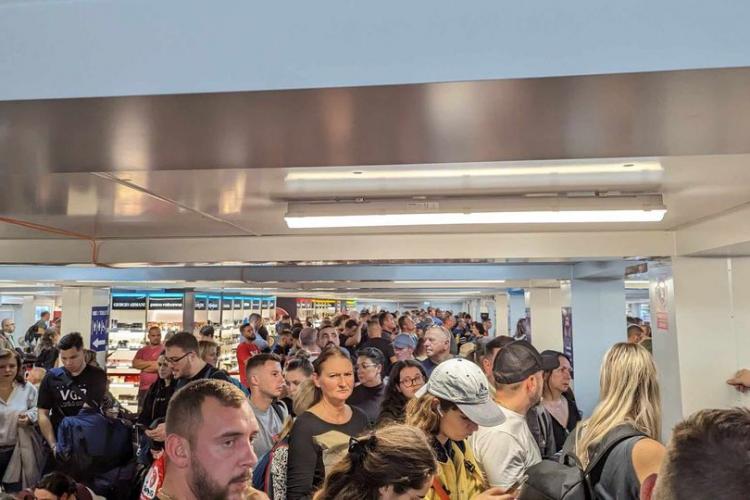 Haos de 5 stele pe Aeroportul Cluj: ”Țin pasagerii ca vitele în containerele improvizate, fără aer. Nu au putut nici să deschidă niște gemuri” - FOTO