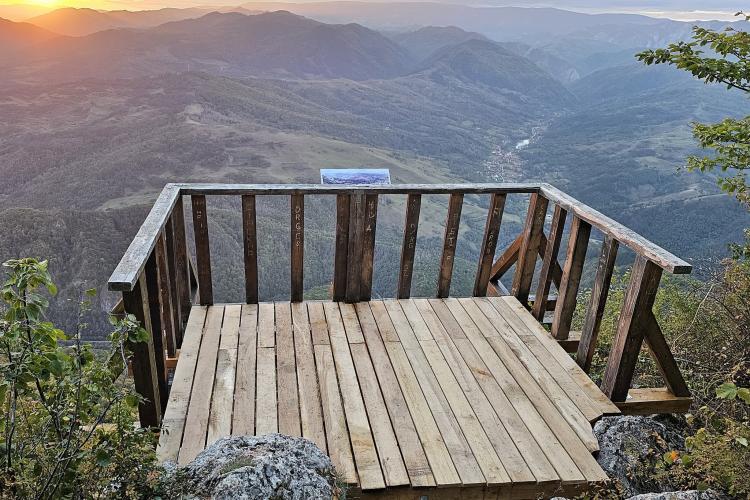 Spectacolul naturii din Munții Apuseni poate fi admirat din nou de la Balconul de pe Bedeleu! Obiectivul a fost renovat după 12 ani - FOTO