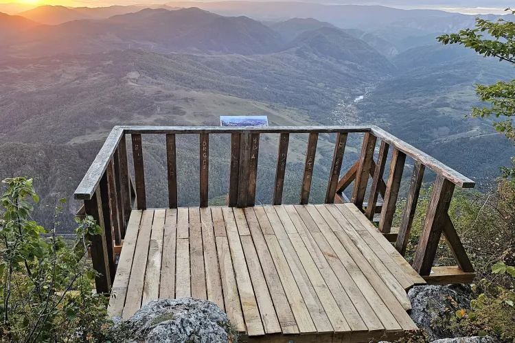 Spectacolul naturii din Munții Apuseni poate fi admirat din nou de la Balconul de pe Bedeleu! Obiectivul a fost renovat după 12 ani - FOTO