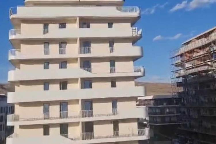Imagini greu de privit! Doi copii au fost filmați în timp ce se jucau pe acoperișul unui bloc din Florești: „Îi cunoașteți? Sunt ai voștri?” - VIDEO