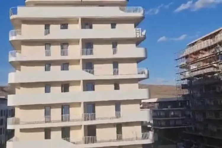 Imagini greu de privit! Doi copii au fost filmați în timp ce se jucau pe acoperișul unui bloc din Florești: „Îi cunoașteți? Sunt ai voștri?” - VIDEO