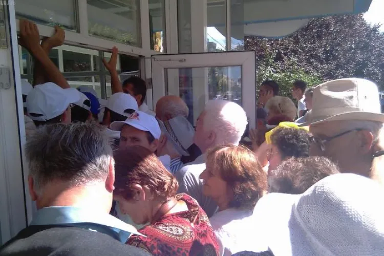 Amenzi între 200 și 1000 de lei pentru românii care nu își cedează locul la casele de marcat sau la cozile de la diverse instituții