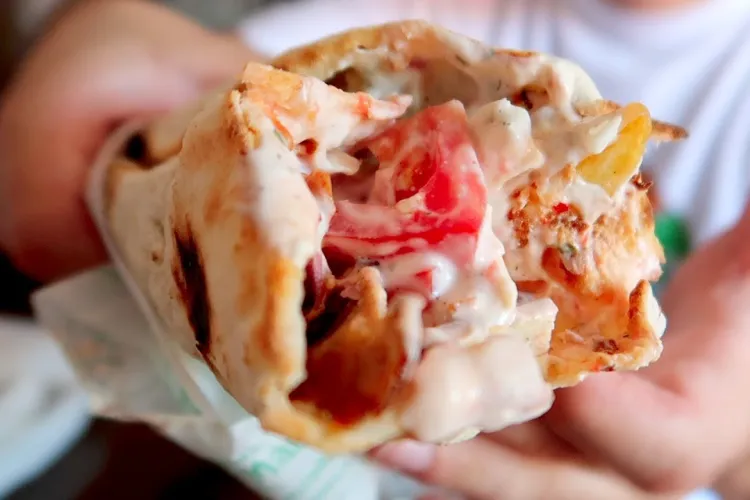 Clujeni versus shaormeriile din centru! Un locatar se plânge de distrugerea clădirilor istorice: „Luați măsuri legale, altfel curtea o să arate ca o hală”