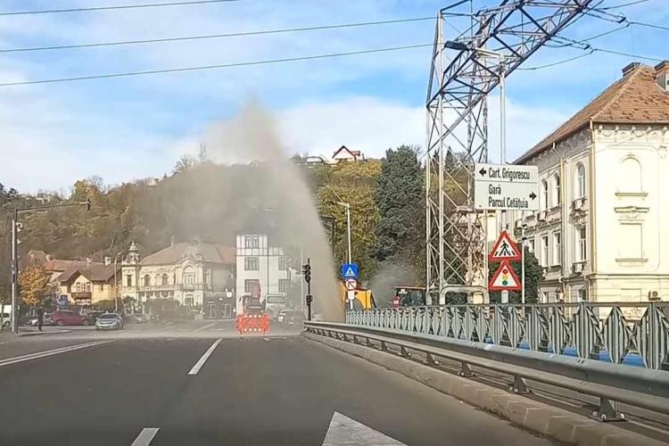 „Fântână arteziană” în mijlocul străzii, după ce o țeavă s-a spart lângă Hotel Napoca: „Dorele, ce ai făcut?” - VIDEO