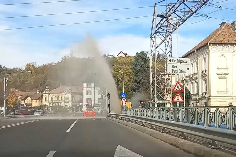 „Fântână arteziană” în mijlocul străzii, după ce o țeavă s-a spart lângă Hotel Napoca: „Dorele, ce ai făcut?” - VIDEO