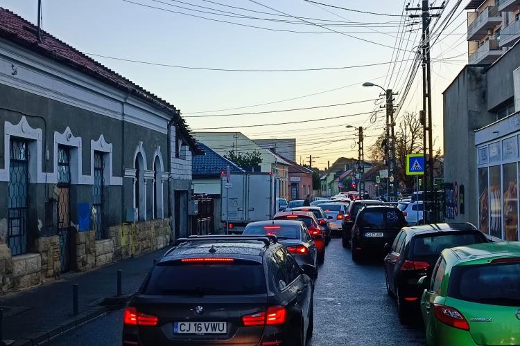 Trafic INFERNAL luni dimineață, în Cluj-Napoca. Orașul a fost blocat pe mai multe străzi: „Când pui semafor la fiecare colț, asta se întâmplă”