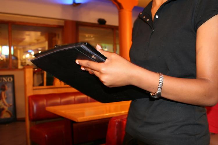 „Șmecheria” dezvăluită de o chelneriță pentru a-i face pe clienți să lase un bacșiș mai mare fără să-și dea seama