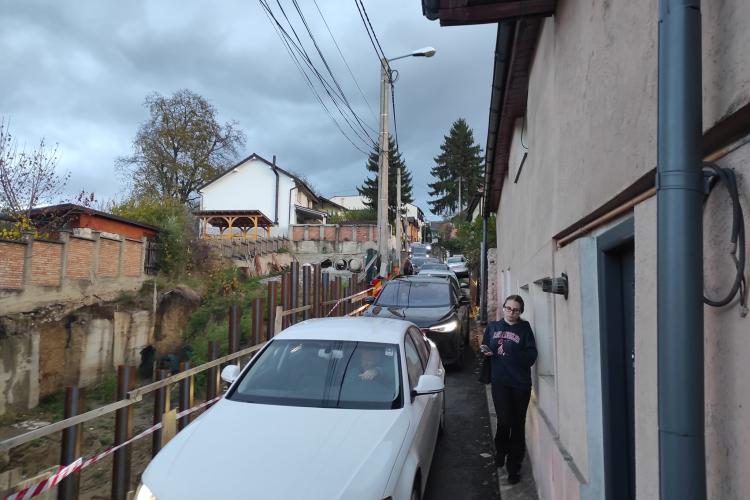 Emil Boc invitat să meargă pe jos acasă, pe strada Remetea, blocată de mașinile de pe axa Zorilor - Moților - FOTO