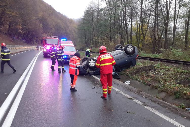 Accidente în lanț în Cluj! ISU intervine pe DN1 E60, în localitatea Negreni o mașină s-a răsturnat - FOTO