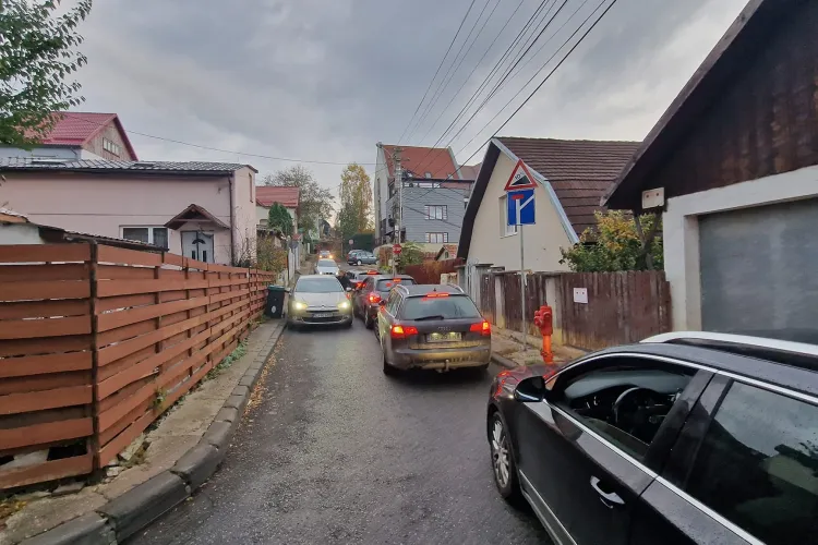 Haos pe străzile Prunilor - Mărginașă, care leagă cartierul Zorilor de Calea Moților - FOTO