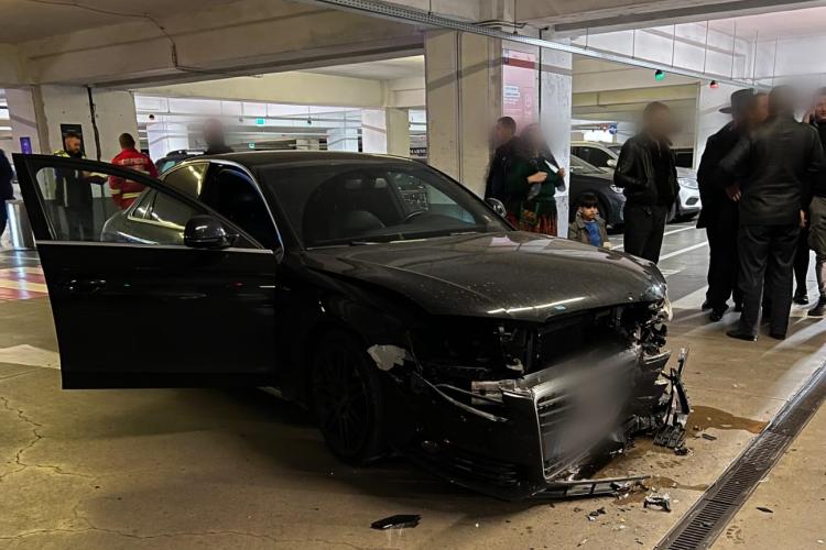 Accident in parcarea subterană de la Iulius Mall Cluj - FOTO