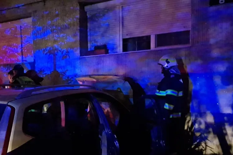 Accident mortal în Satu Mare. Un tânăr a intrat cu mașina în scara unui bloc