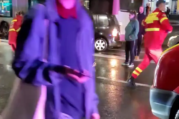 Accident pe Teodor Mihali din Cluj-Napoca. Un motociclist și un pieton au fost răniți - VIDEO
