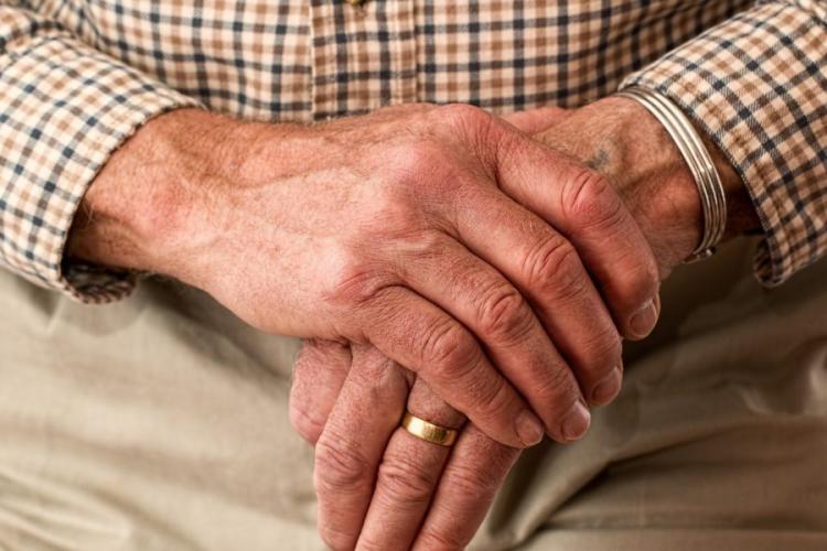 Un bătrân de 72 de ani, jefuit de doi indivizi, în Cluj-Napoca! Bărbații au dat buzna peste pensionar, în casa acestuia