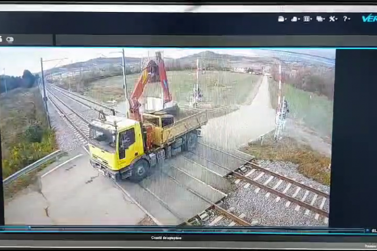 Cum a rupt firele de înaltă tensiune de la calea ferată un șofer AIURIT! Sunt afectate și trenurile care vin spre Cluj - VIDEO