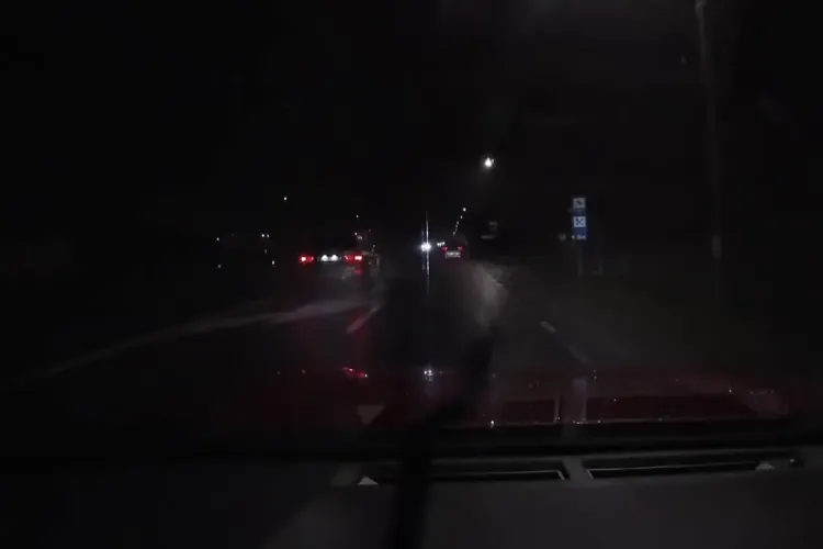 Un BMW grăbit a lovit ca la popice separatoarele de sensuri de la Jucu: Noroc că nu erau din metal - VIDEO