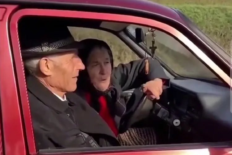 ”M-o prins fără permis la 68 de ani și mi-o făcut dosar penal” - Bunicuța din Cluj a arătat că poate mai mult și acum are permis - VIDEO