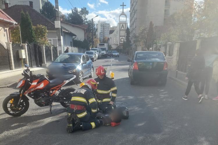 Motociclist rănit grav în urma unui accident în Cluj-Napoca! Tânărul a fost transportat de urgență la spital