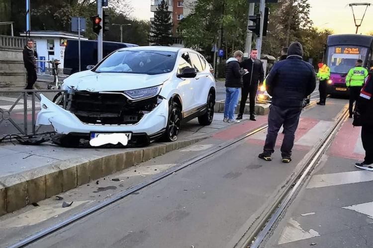 Alt pilot de raliuri! Un șofer a intrat în stația de tramvai de pe strada Plopilor - FOTO