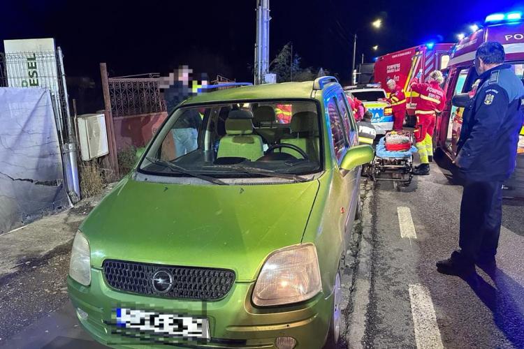 Accident într-o localitate din Cluj! Un bărbat a intrat în stop cardio-respirator, polițiștii ajunși la fața locului încearcă să-l salveze