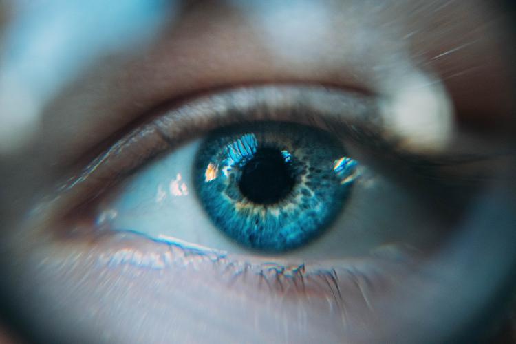 A fost realizat primul transplant de ochi din istorie! Operația a implicat o echipă de 140 de cadre medicale