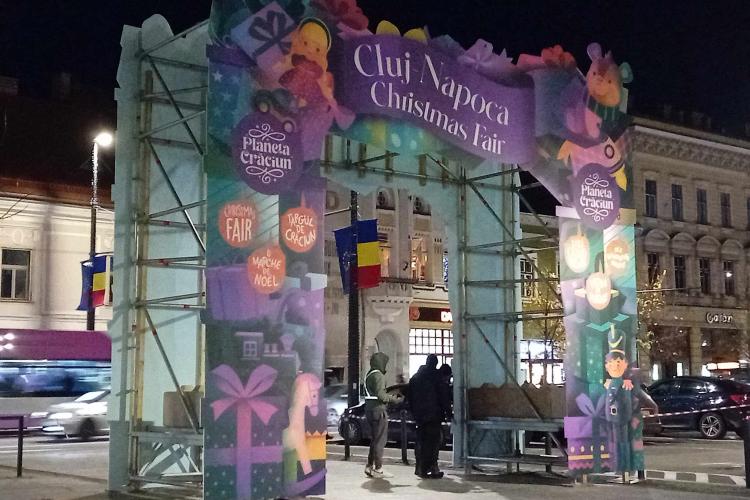 Reclamații: Târgul de Crăciun din Cluj nu are mesaj și în maghiară, la poarta de Nord/ Organizatori: ”Scrie în 6 limbi!” - FOTO