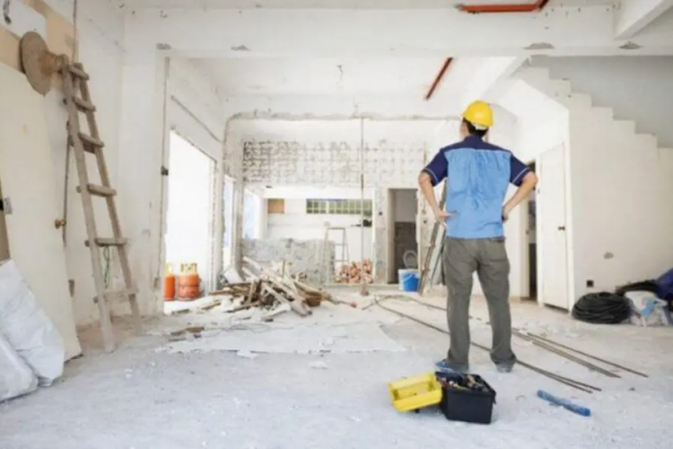 Cluj - Anunț VIRAL de angajare! Caută muncitori pentru renovarea unui apartament cu ”vocabular decent”. Nu vrea ”necalificaţi cu aere de savanţi”