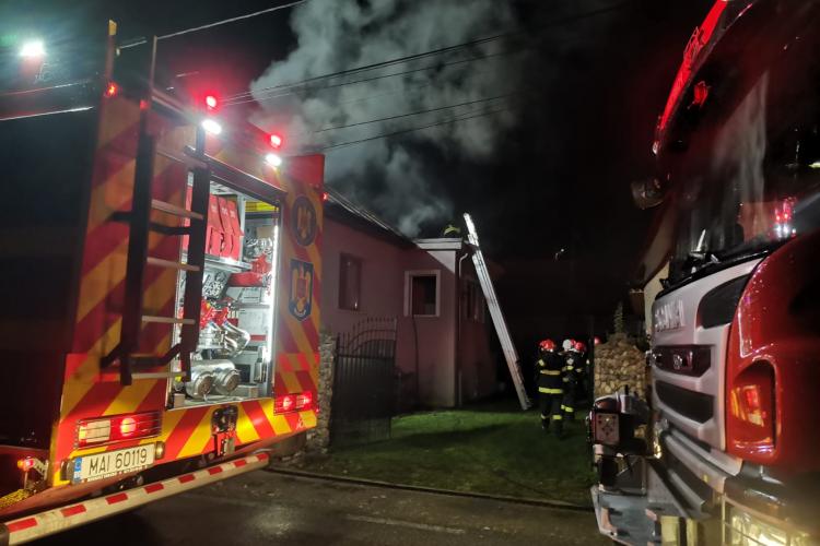 Incendiu în Șoimeni, Cluj! A luat foc acoperișul unei case 