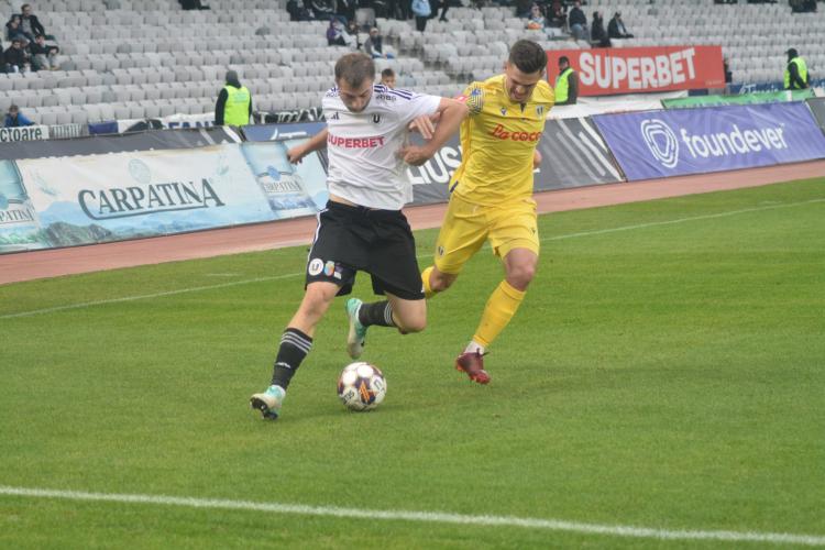 Universitatea Cluj – Petrolul 0-0. „Șepcile roșii” ​​au rezistat cu un om în minus/Vali Gheorghe, eliminat la 4 minute după intrarea în teren!