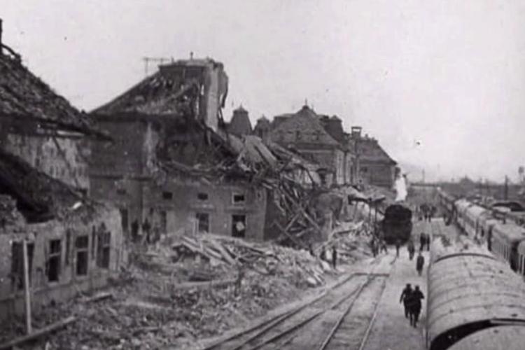 Imagine din 1944, când Gara Cluj a fost bombardată de americani. Militarii căutau printre dărâmături - FOTO