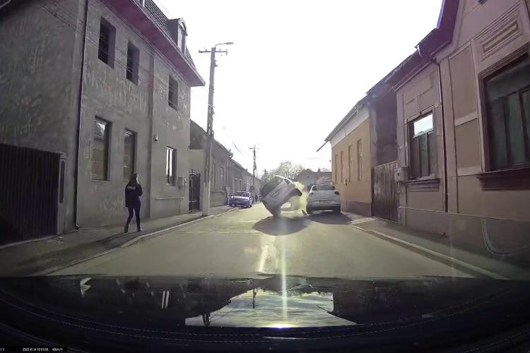 VIDEO - Cum s-a răsturnat o mașină pe un drum din Turda, cu trafic aproape zero! Neatenția la volan produce pagube