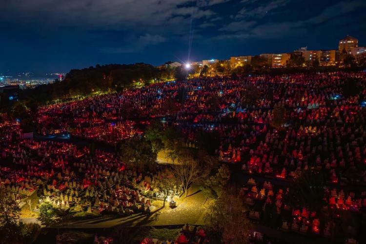 Clujenii nu își uită morții! Cimitirele au fost luminate miercuri seara - FOTO