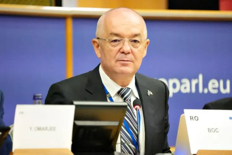 Boc mărește salariile directorilor din Primăria Cluj-Napoca, cărora Guvernul le taie din sporuri