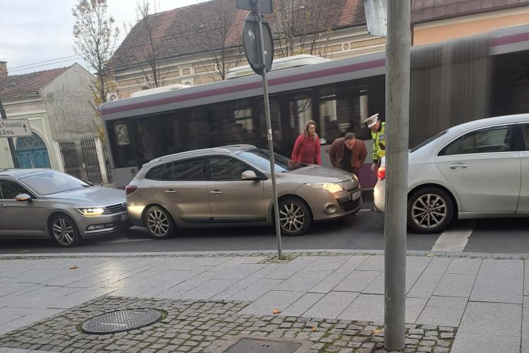 Tamponare sub geamul lui Boc, fix in fața Primăriei - FOTO