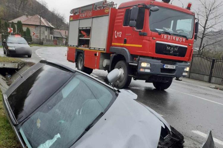 Accident în Poieni, Cluj! Doi bărbați au ajuns la spital - FOTO