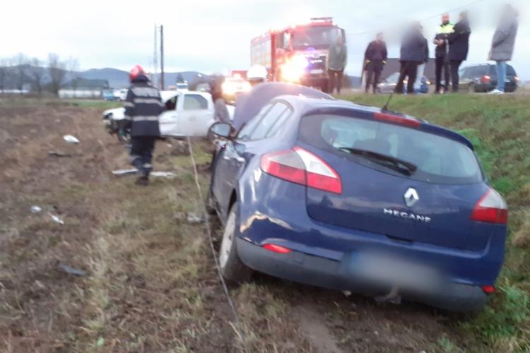 Accident într-o localitate clujeană! Un taxi a ajuns într-un câmp în urma impactului cu o altă mașină - FOTO