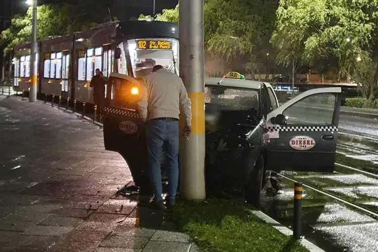 Taximetrist ghinionist lângă Cluj Arena! A derapat pe liniile de tramvai - FOTO