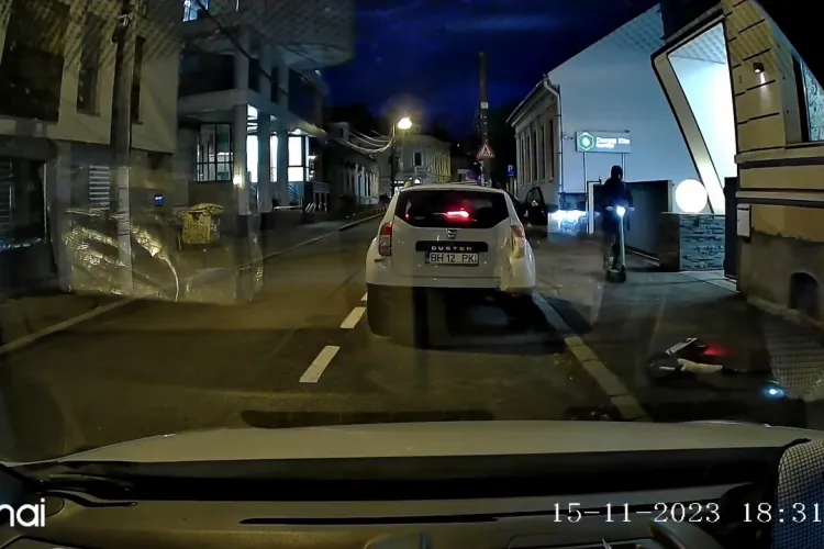 Inconștiență maximă! Un trotinetist a căzut spectaculos pe un trotuar din Cluj-Napoca, după un slalom ca în filme - VIDEO