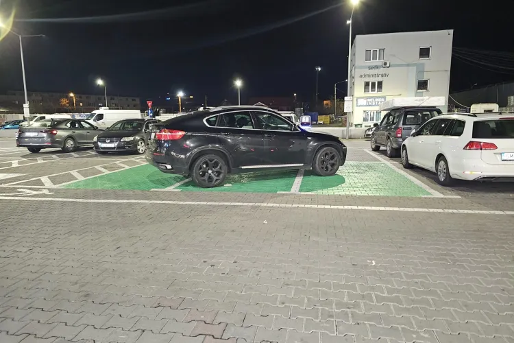 ”Are 3 legitimații” - Parcare la Cluj pe două locuri pentru cei cu handicap - FOTO