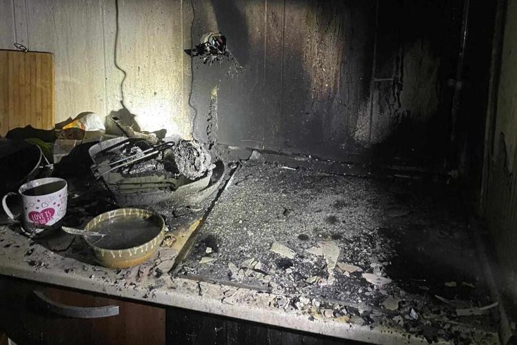 Incendiu la un bloc de locuințe din Cluj-Napoca! Un clujean a uitat mâncarea pe foc și a adormit - FOTO