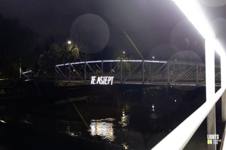 Instalația „Te aștept” a fost reamplasată pe podul Elisabeta din Cluj-Napoca: „Refuzăm să lăsăm incidentele izolate să definească orașul”