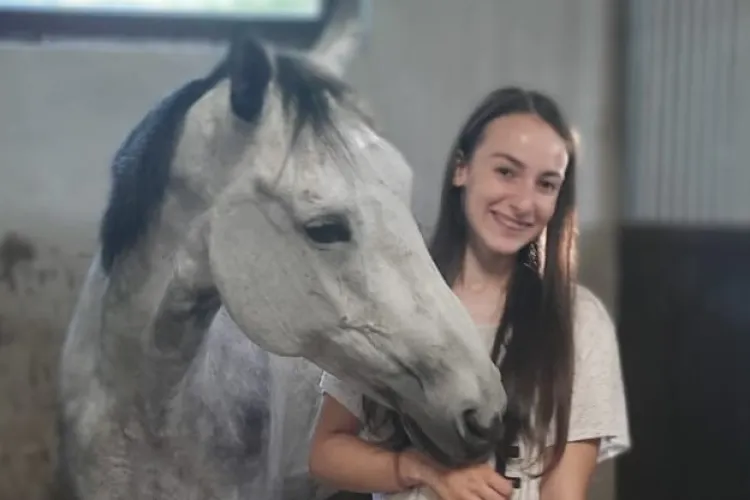 O clujeancă caută cu disperare calul de care s-a atașat, după ce a fost vândut de centrul de echitație: „Aș face orice, numai să o am iar alături” - FOTO 