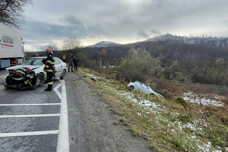 Accident în Huedin! Două mașini s-au făcut praf, una a ajuns în șanț - FOTO și VIDEO