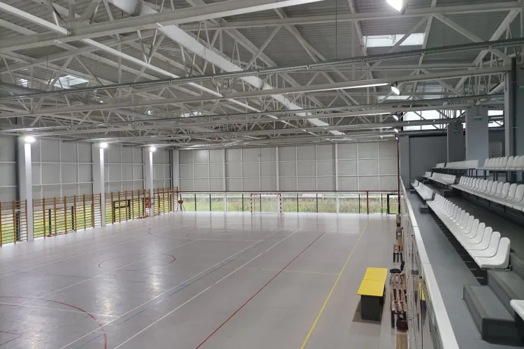 Un clujean prezintă cum arată sala de sport a unui liceu din Reșița. Are tribună, dușuri și vestiare: ,,Știți voi să avem în Cluj așa ceva?”- FOTO