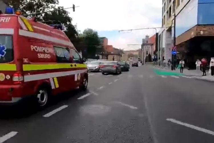 Manevră riscantă în trafic! Un șofer SMURD, la un pas să lovească un motociclist pe Calea Mănăștur- VIDEO 